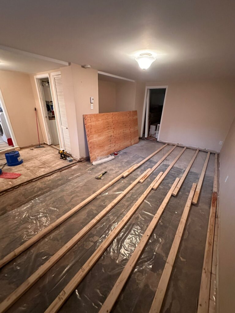 Lattes de bois pour préparation base plancher vinyle