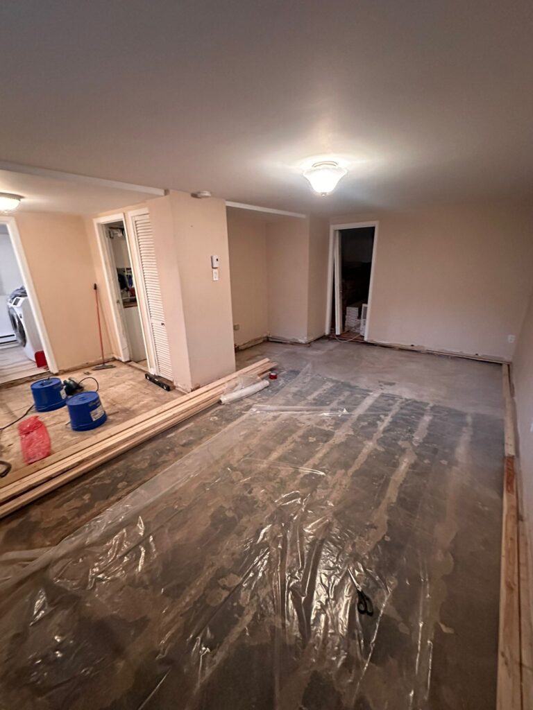 Préparation base plancher vinyle avec membrane isolante sur béton