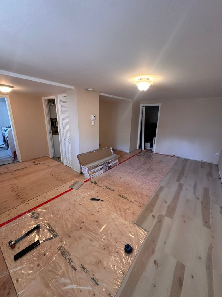 Installation du plancher de vinyle après préparation de la base