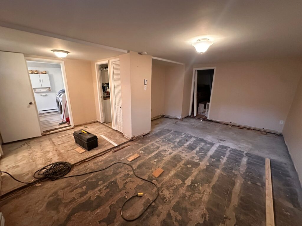 Préparation base plancher vinyle sur dalle de béton dans un sous-sol à Montréal